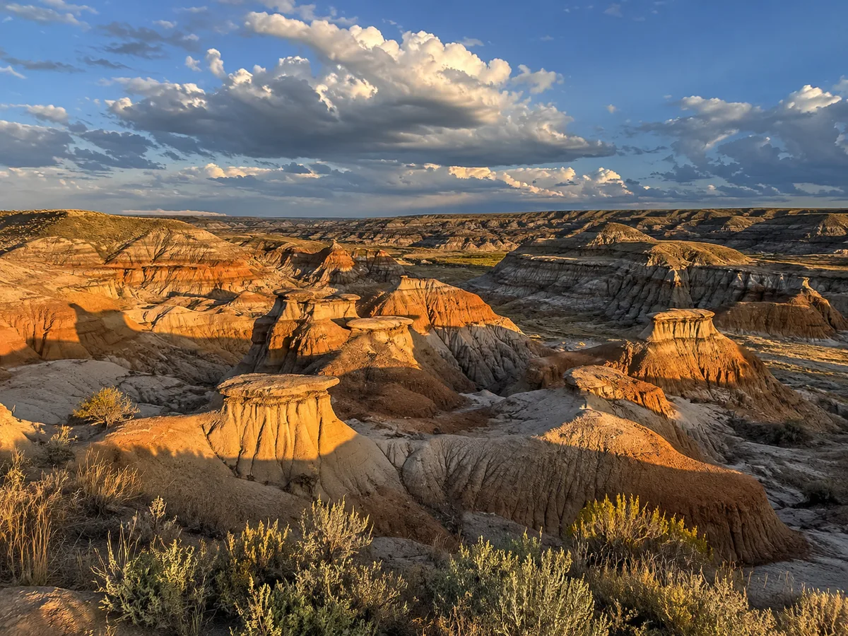 Drumheller badlands and hoodoos, big sky